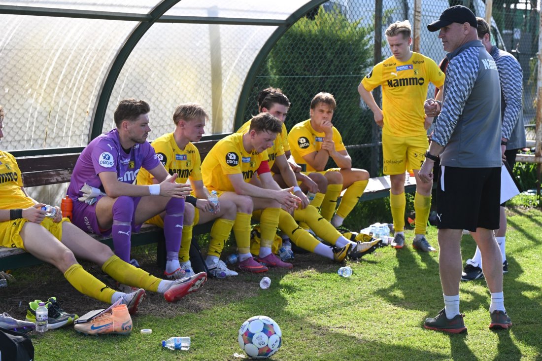Pauseprat under matchen mot Sandnes Ulf&nbsp;