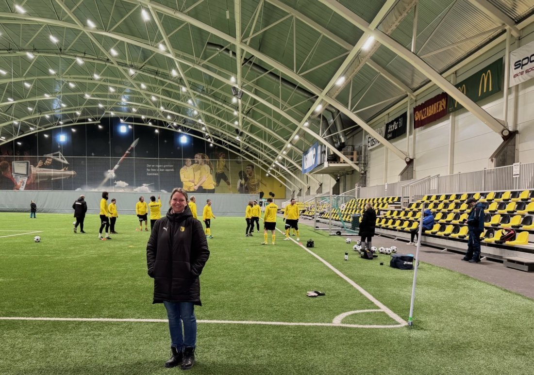 Daglig leder Mats Thyli "løp" etter den nyansatte administrasjonslederen inne i hallen for å få tatt bilde i dag. Han prøvde! Kom nesten innpå! 