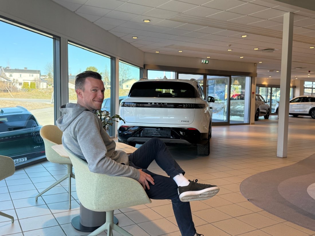 Tom Dent på plass med utsikt til den nye Voyah Free'en.