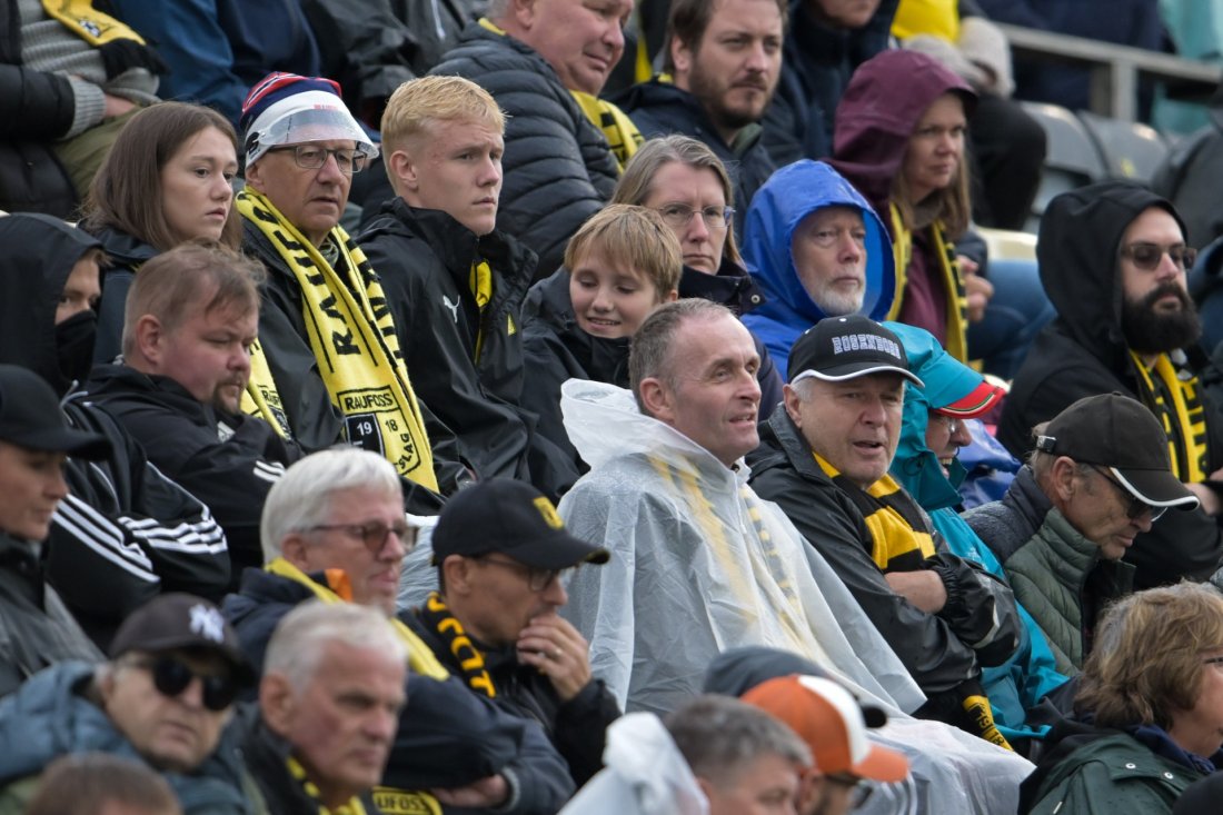 Midt i klyngen av Raufoss-supportere trives Agnethe Hasli, Erik Hasli, Rune Hansen og Åge Jevnesveen. – Det er fordi det er så fint miljø rundt laget og klubben, forsikrer de (Foto: Marius Mykleset)