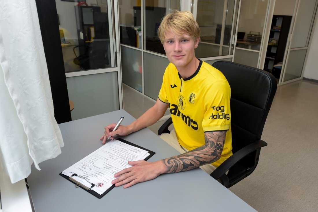 kristoffer skriver.jpg